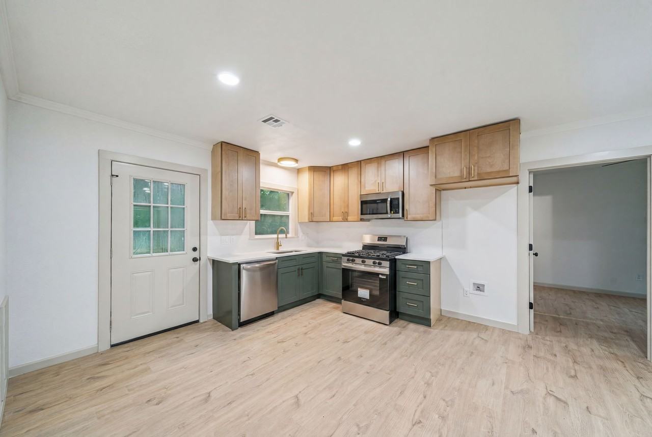 848 N Gary Pl - Photo 4 of 14