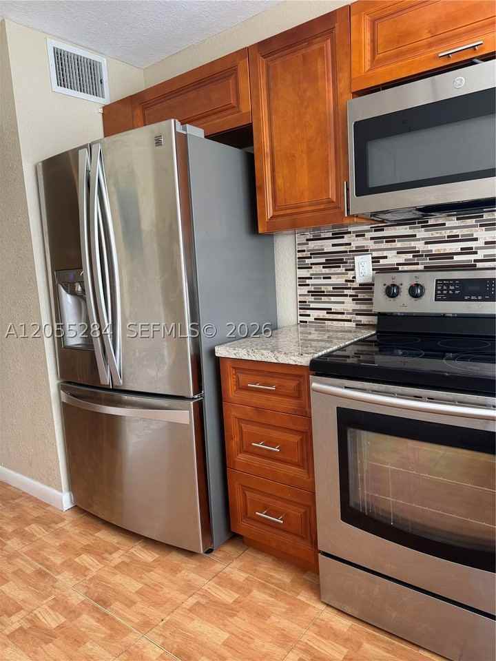 4046 Nw 19th St #206 - Photo 5 of 18