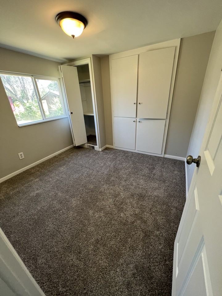 633 E St #633E500S - Photo 2 of 12
