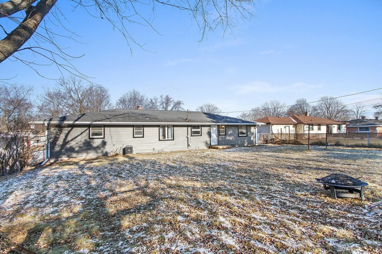 1123 Morris Ave - Photo 2 of 20