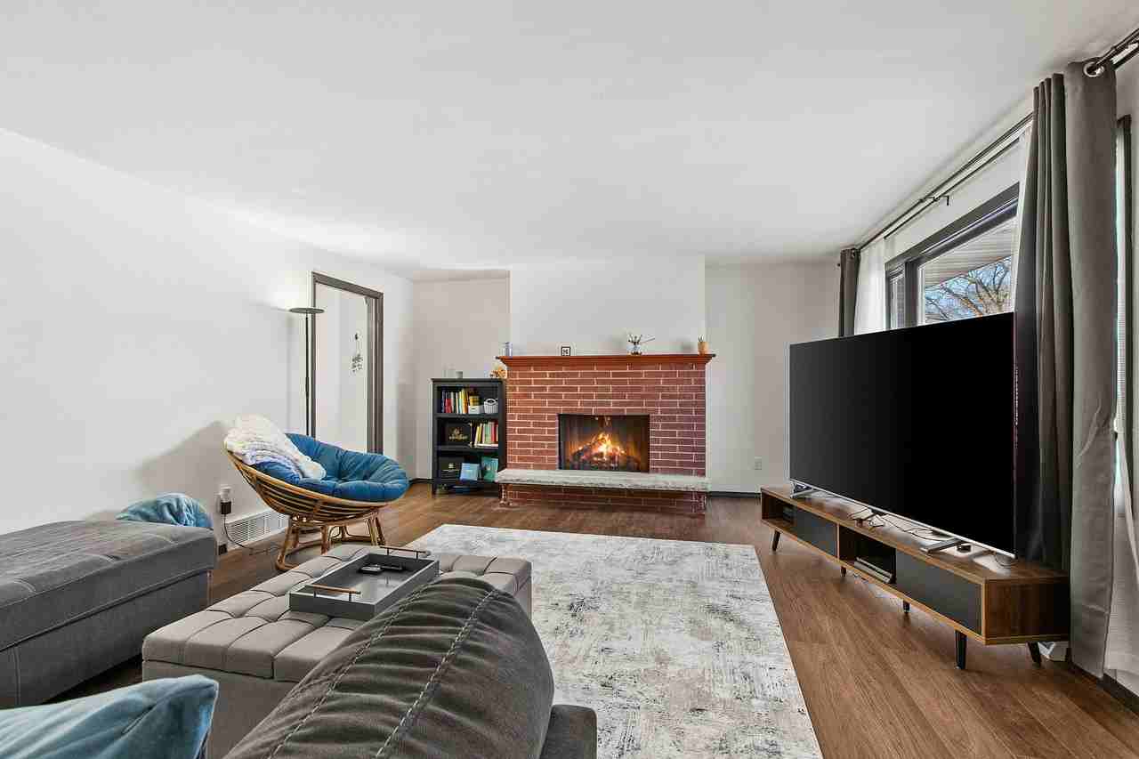 1123 Morris Ave - Photo 5 of 20