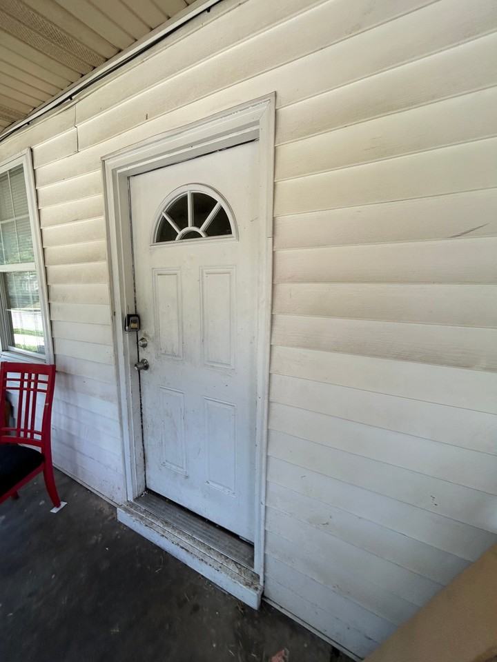 718 S Church St - Photo 4 of 10