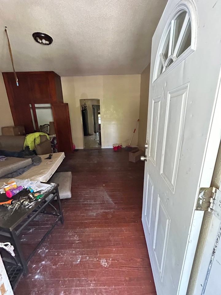 718 S Church St - Photo 5 of 10