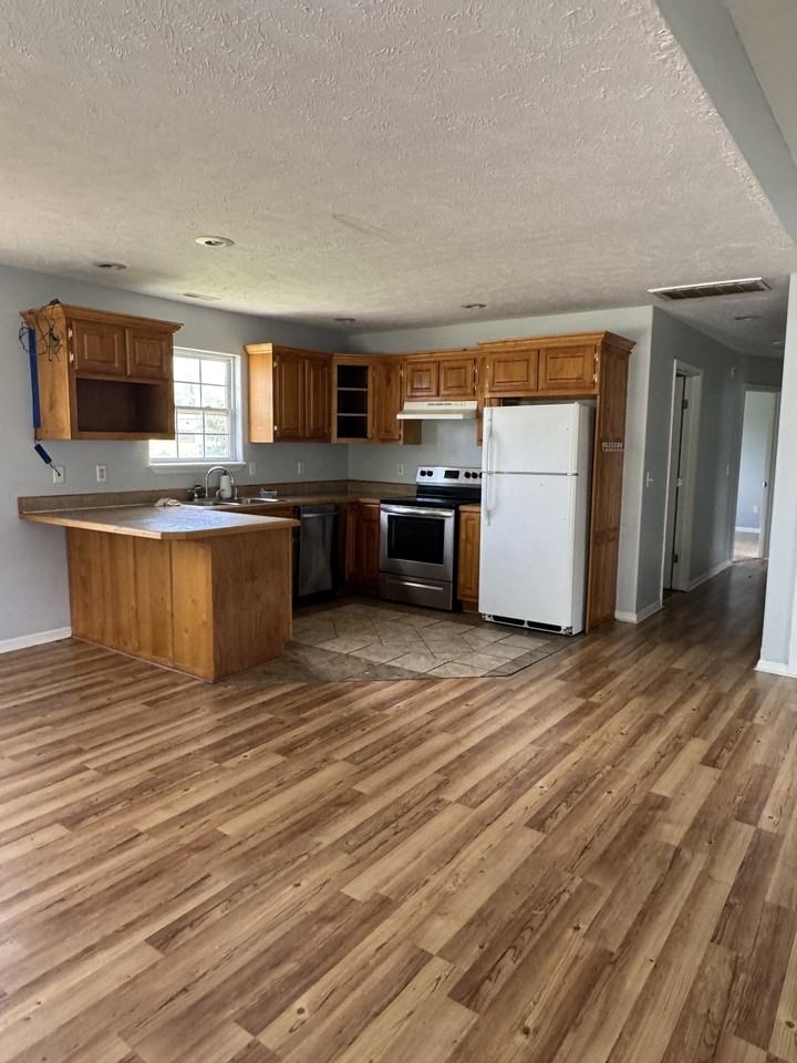 107 N Walnut St - Photo 2 of 9