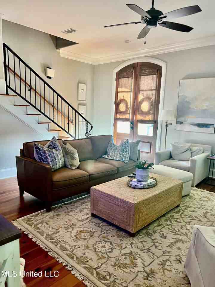 208 Eastpark St - Photo 6 of 25