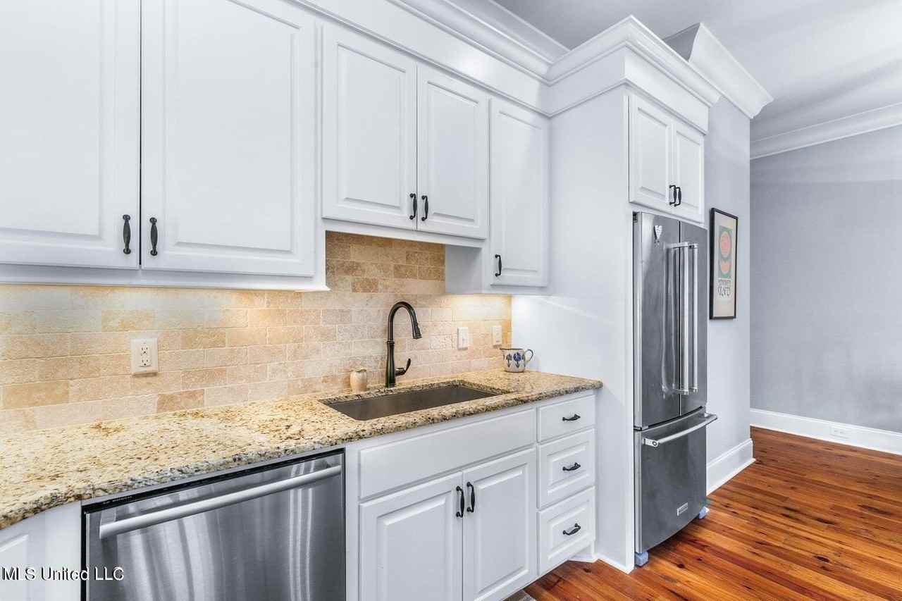 208 Eastpark St - Photo 7 of 25