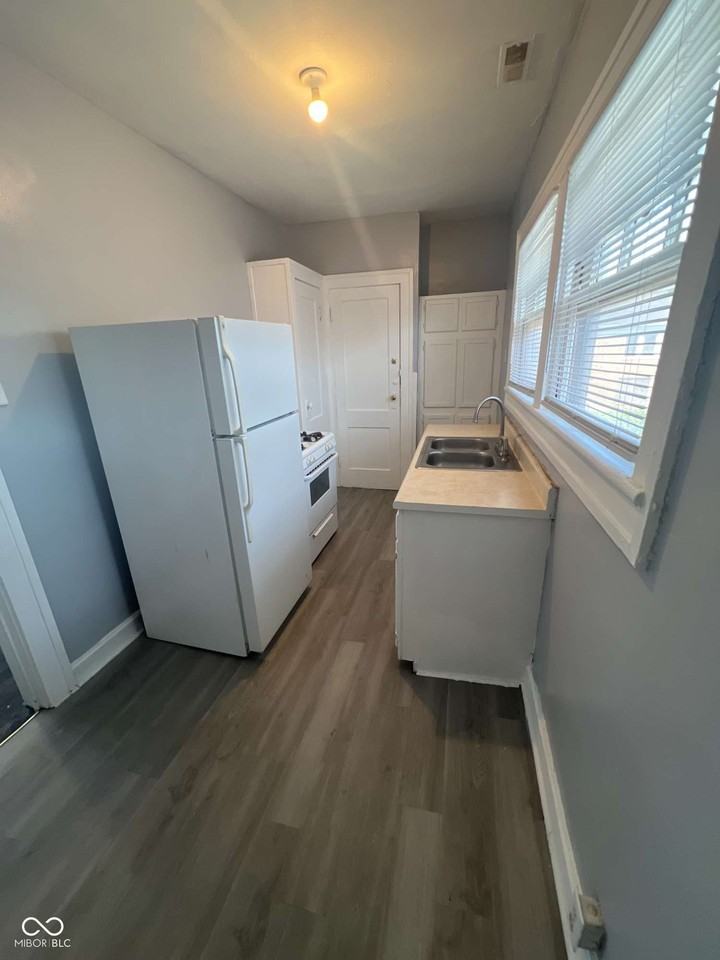 634 E 37th St #4 - Photo 6 of 17
