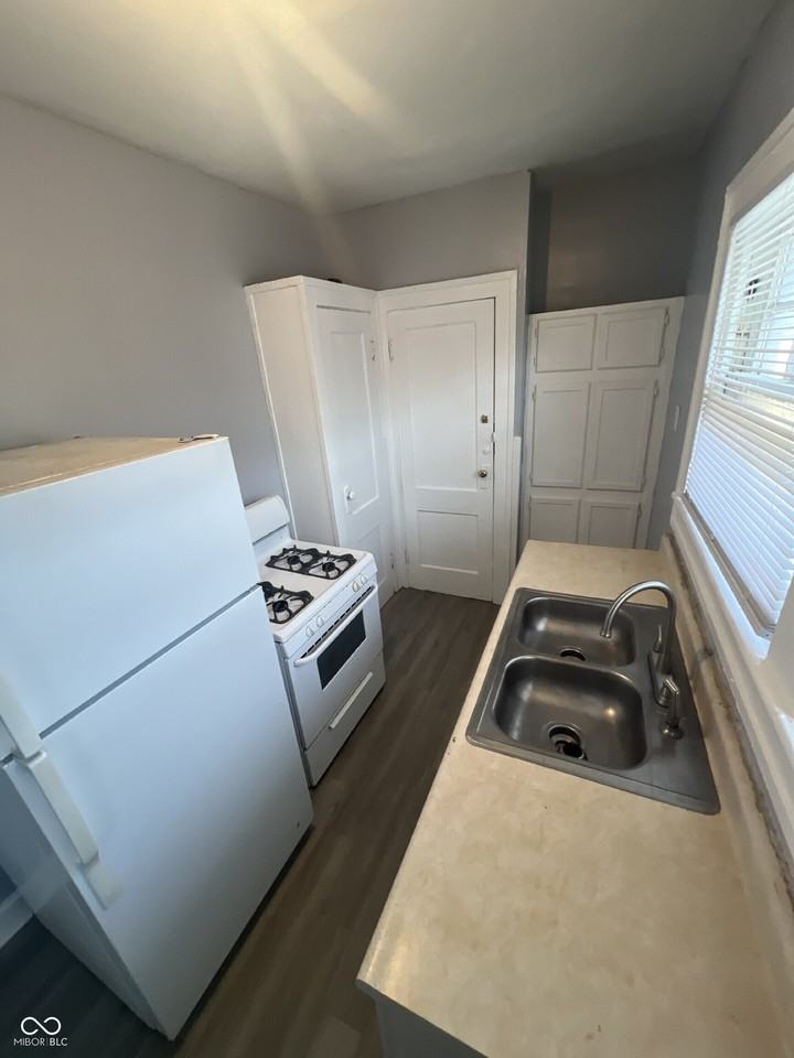 634 E 37th St #4 - Photo 7 of 17