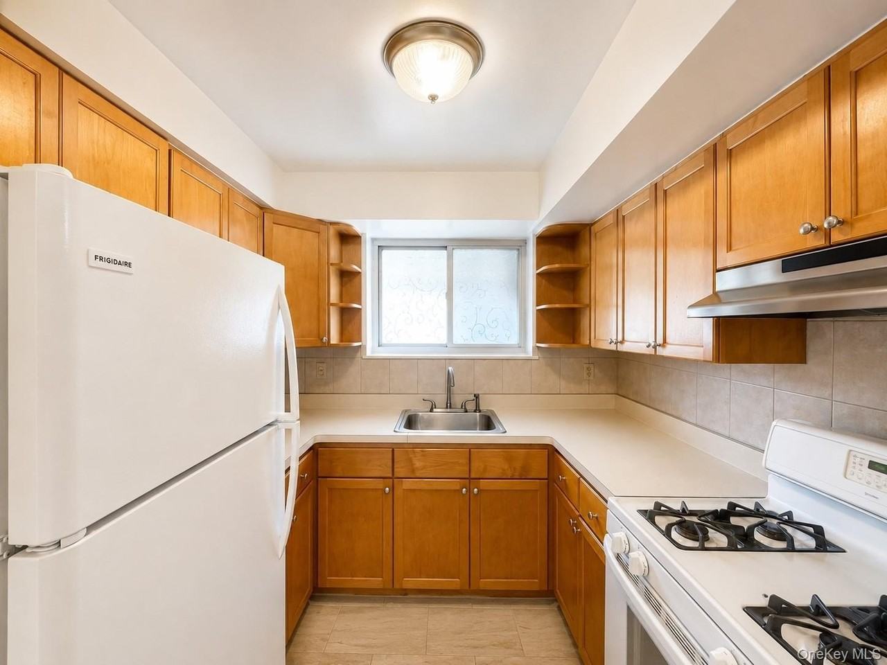 533 Soundview Ave #3rdFL - Photo 4 of 12