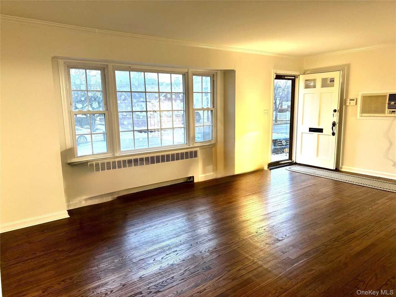 2365 Babylon St - Photo 2 of 20