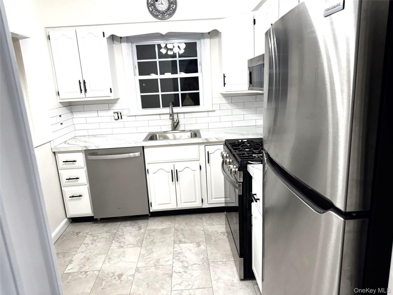 2365 Babylon St - Photo 3 of 20