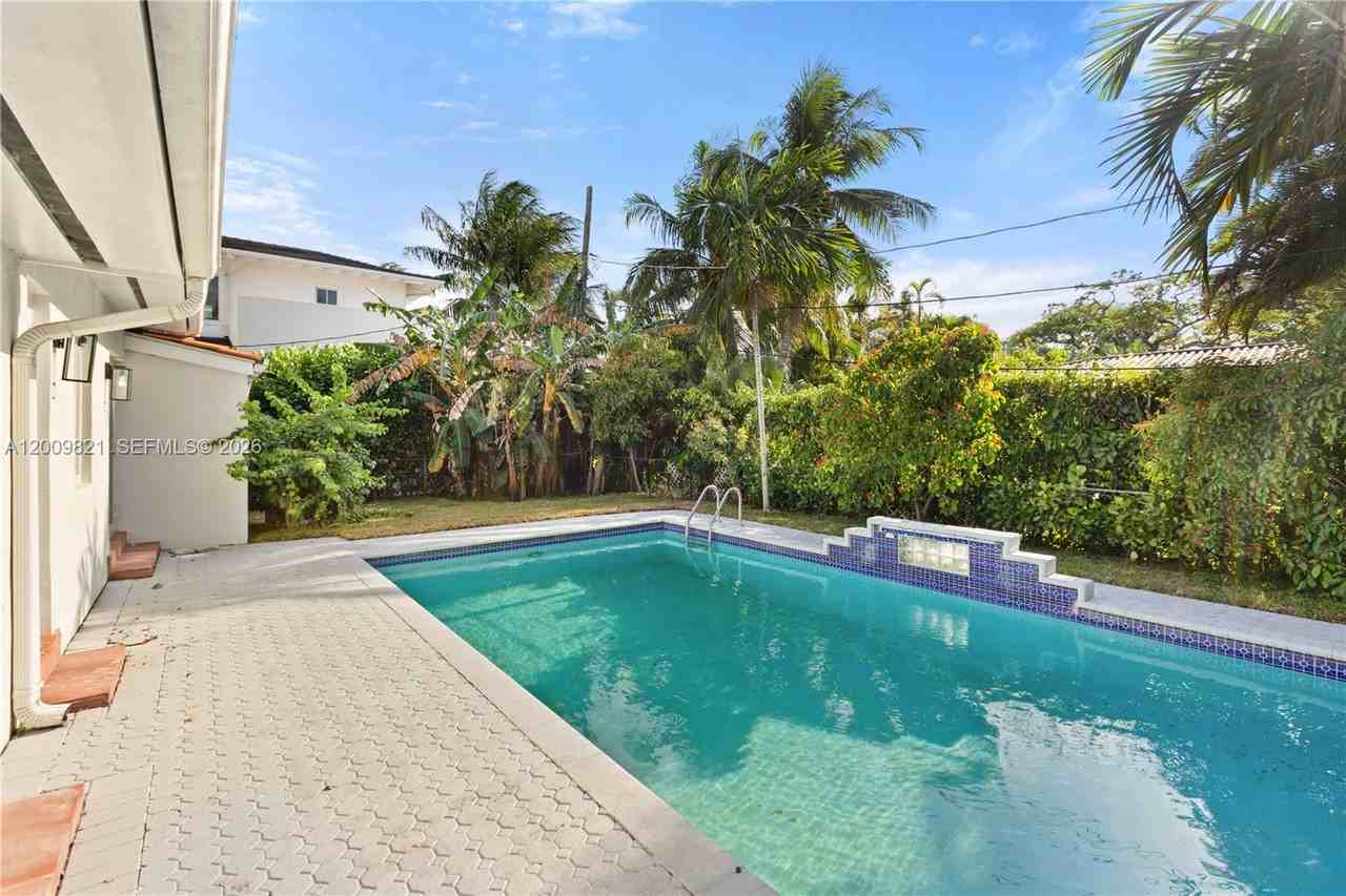 5614 San Vicente St - Photo 5 of 8