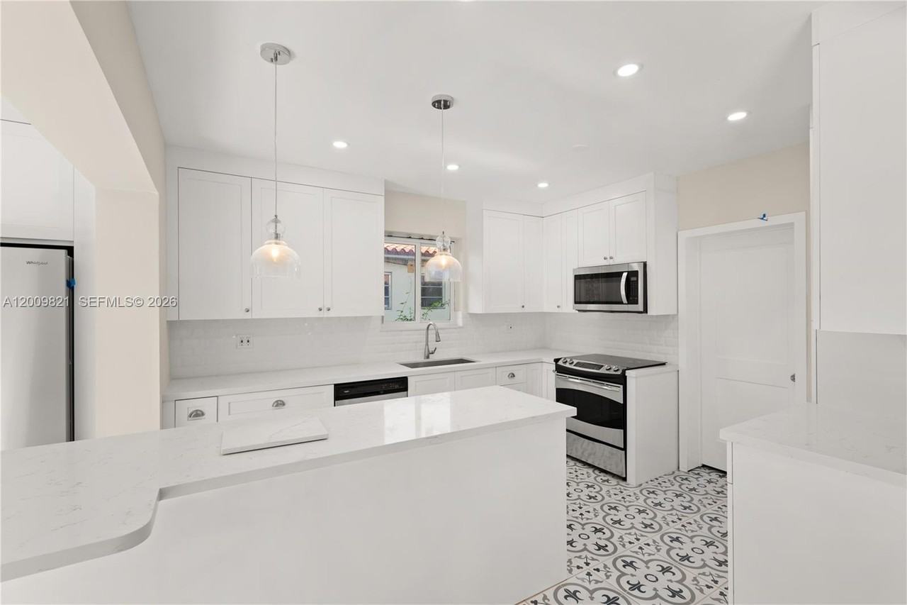 5614 San Vicente St - Photo 7 of 8