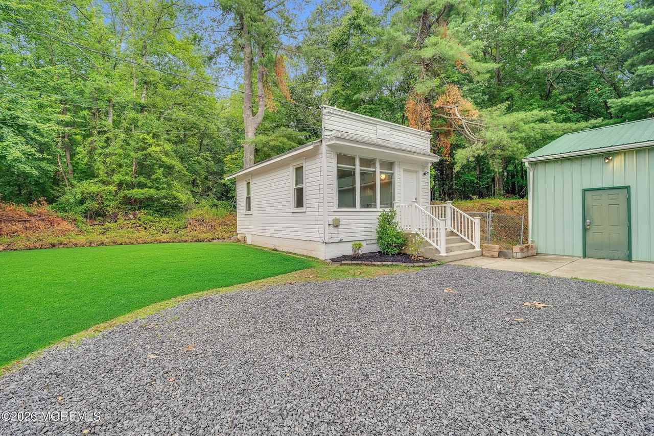 302 Schoolhouse Rd #B - Photo 2 of 15