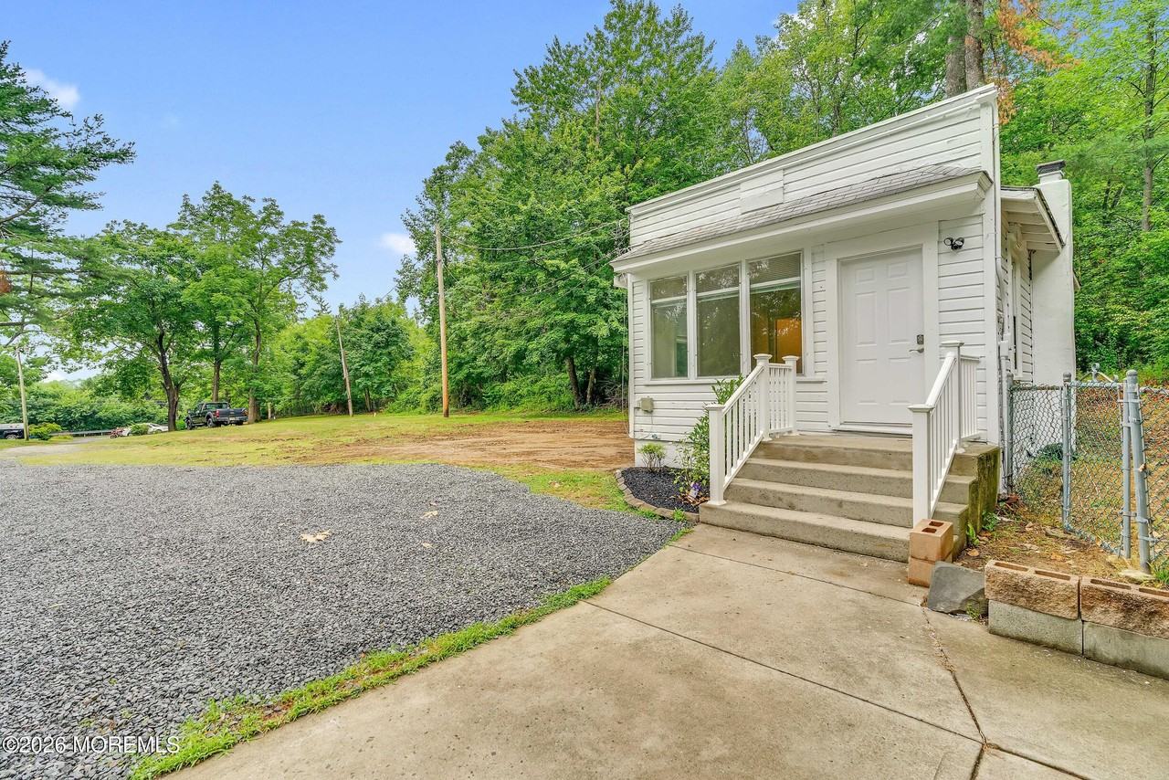 302 Schoolhouse Rd #B - Photo 3 of 15