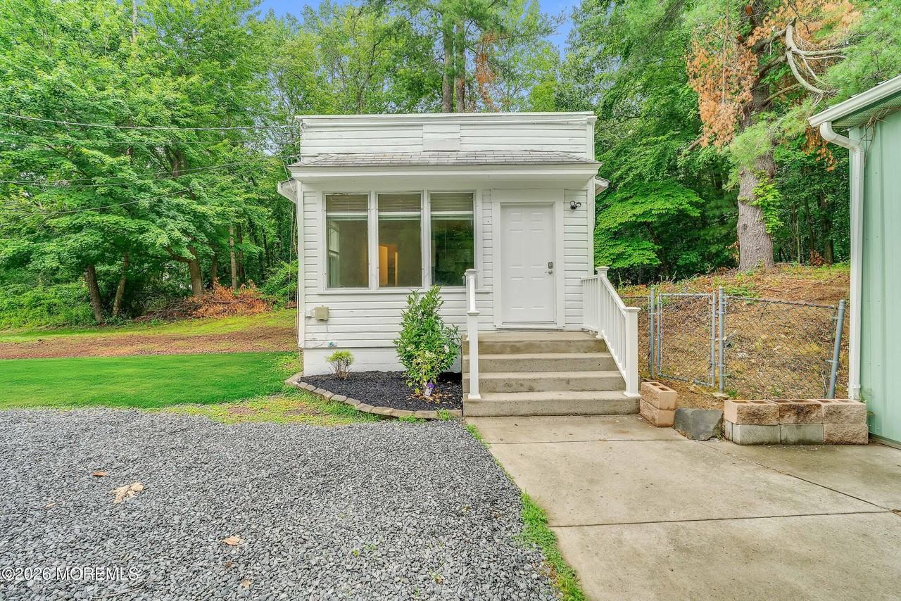 302 Schoolhouse Rd #B - Photo 4 of 15