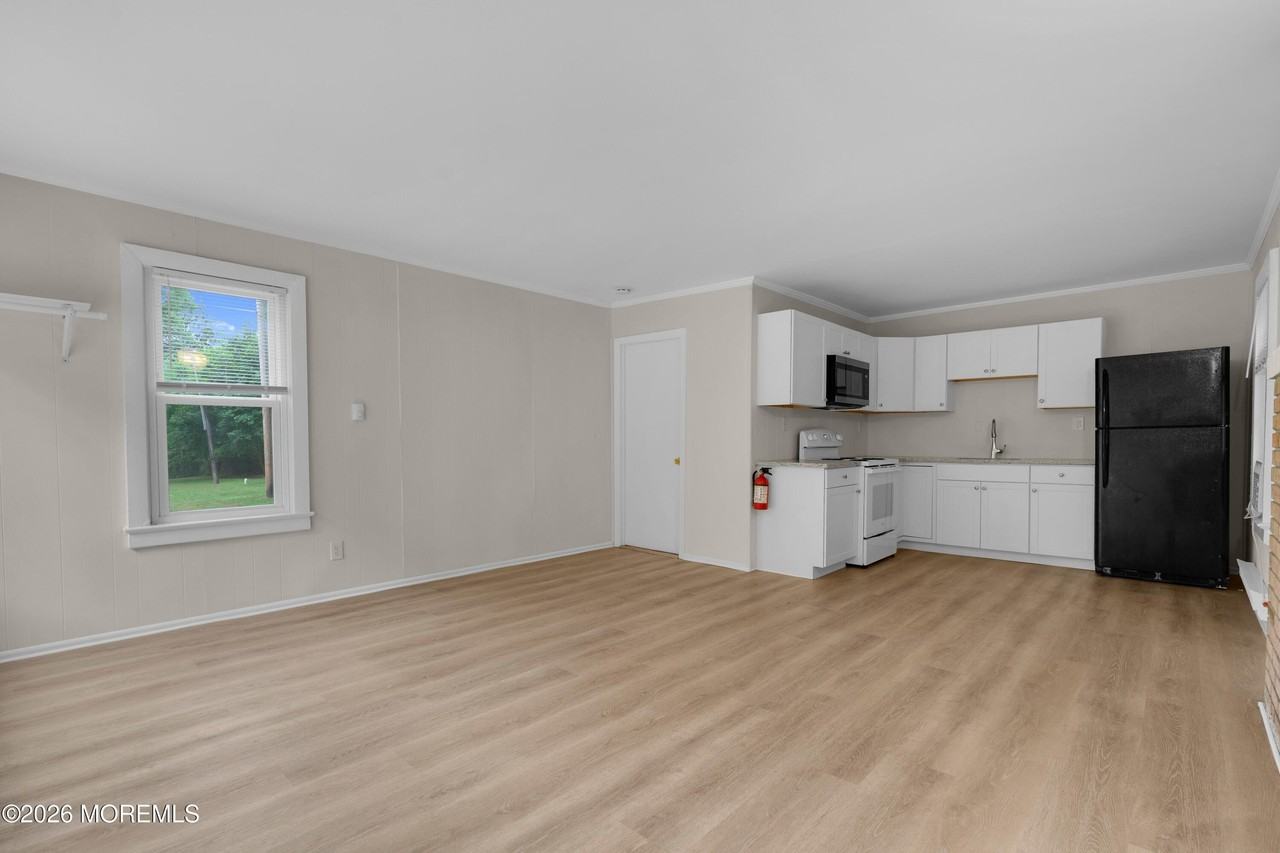 302 Schoolhouse Rd #B - Photo 7 of 15