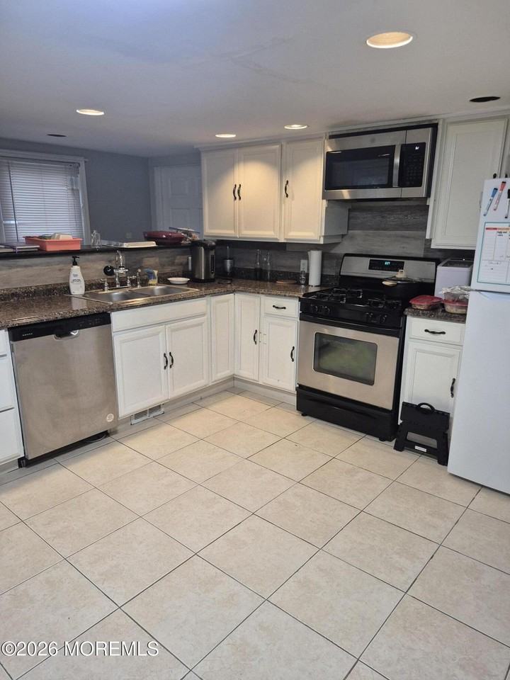 366 Lake Ave - Photo 4 of 13
