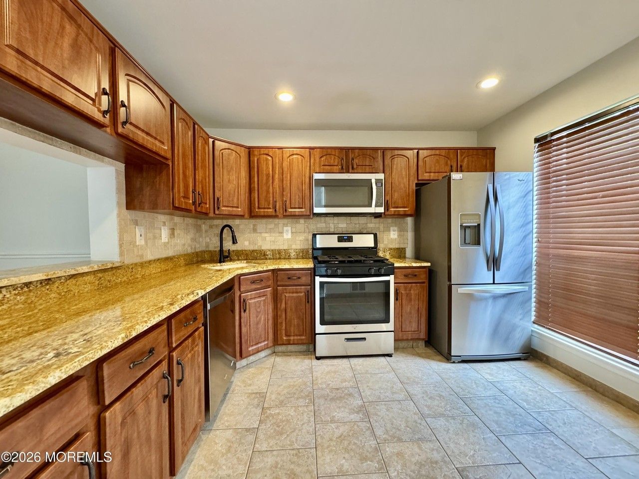 207 Lindsey Ct - Photo 6 of 13