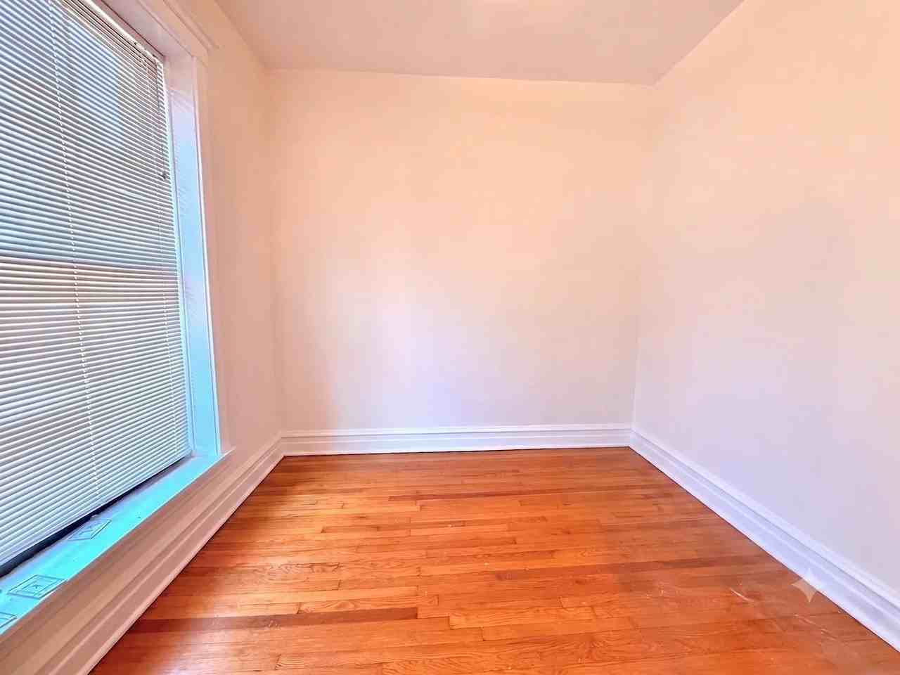 2535 W Eastwood Ave #2 - Photo 5 of 11