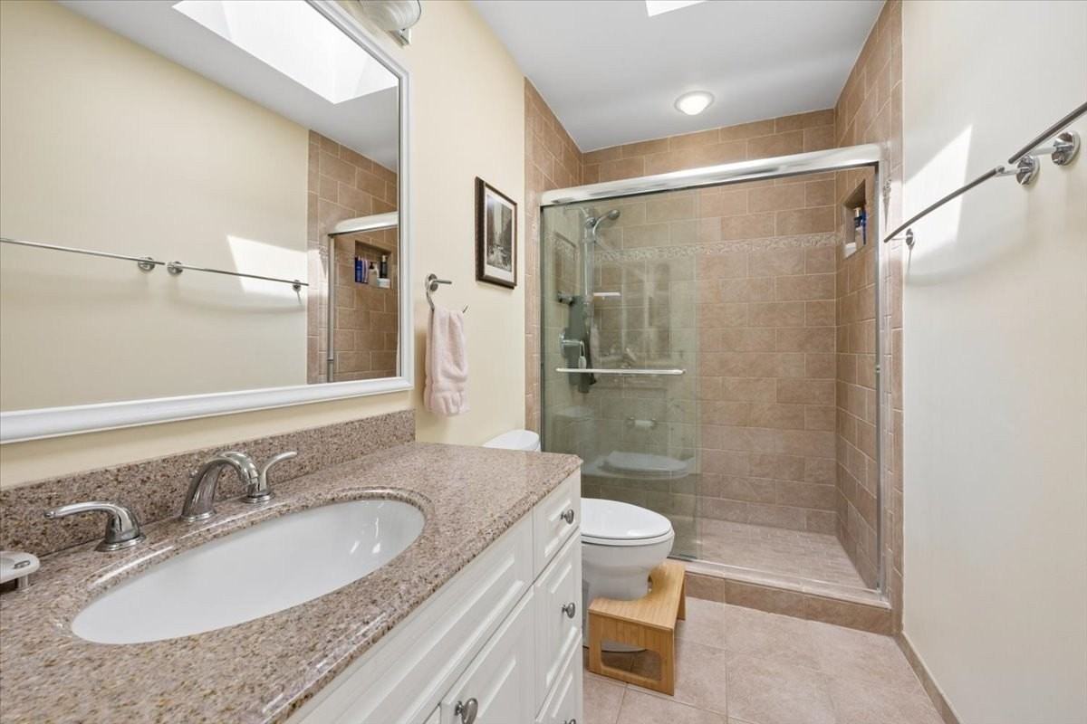 2304 N Lakewood Ave #2304 - Photo 2 of 22