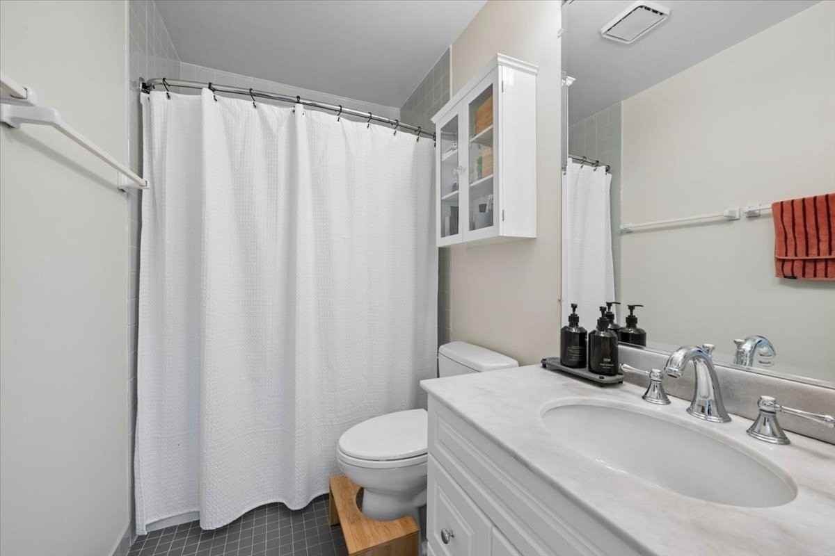 2304 N Lakewood Ave #2304 - Photo 3 of 22