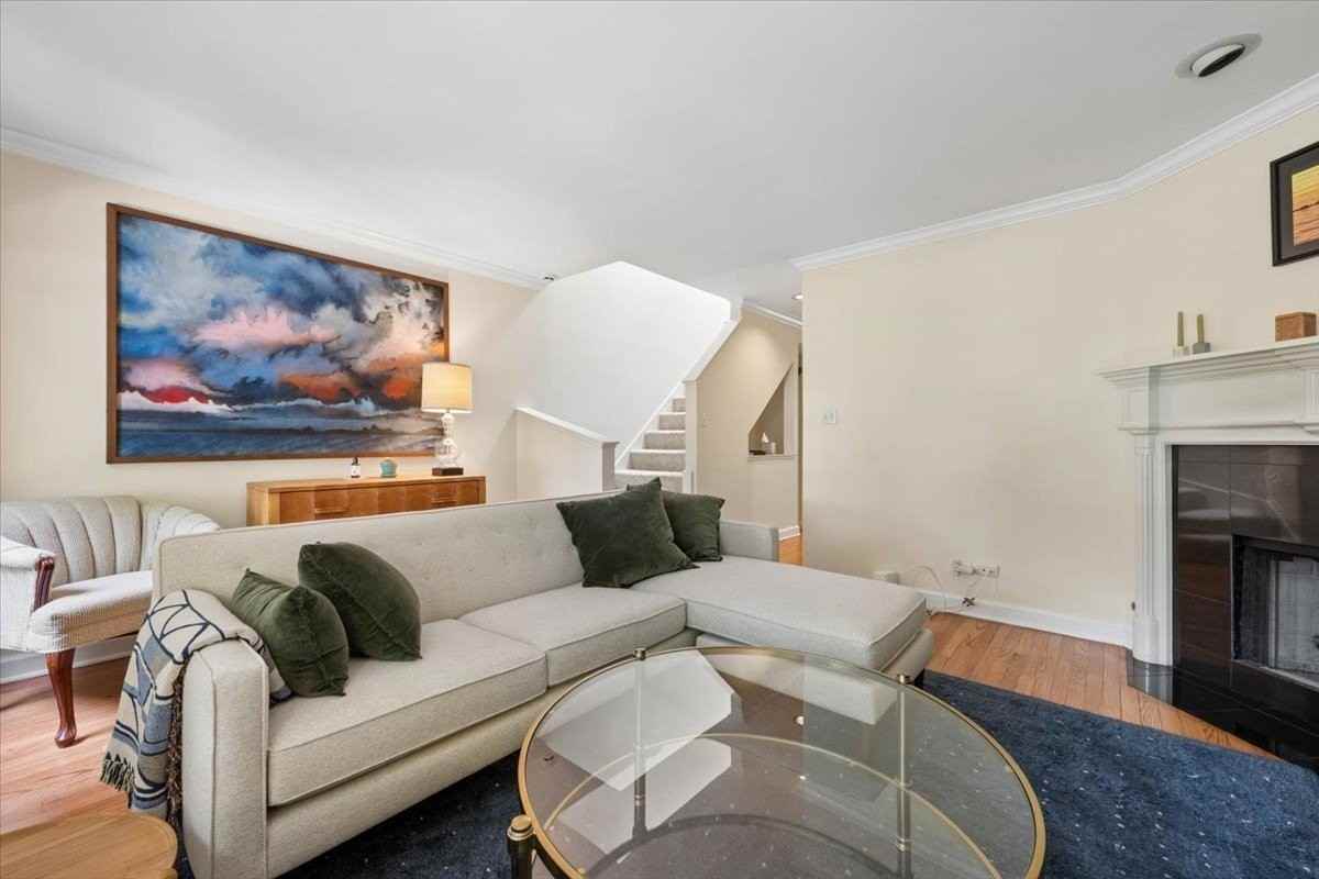 2304 N Lakewood Ave #2304 - Photo 4 of 22
