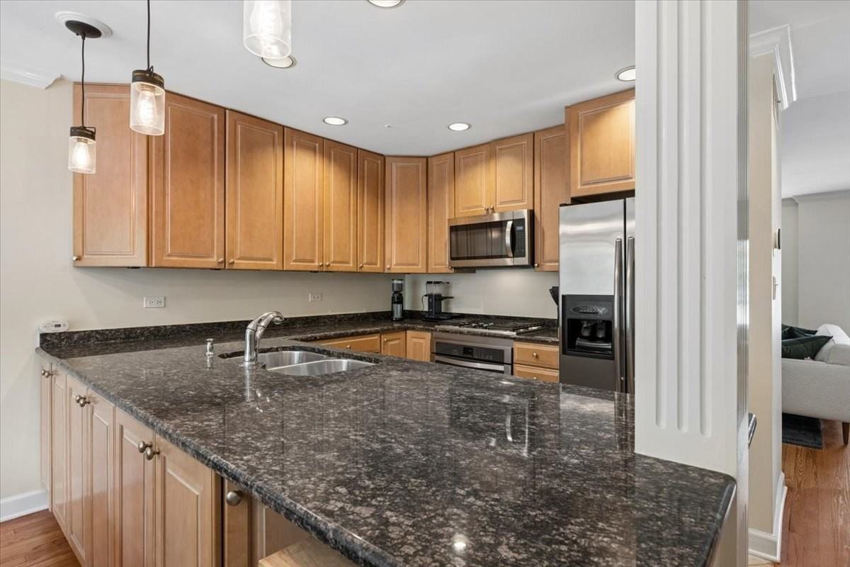 2304 N Lakewood Ave #2304 - Photo 7 of 22