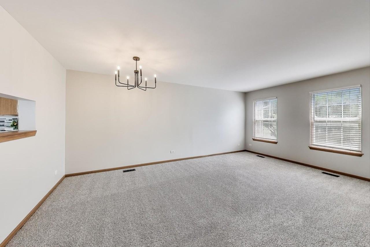 985 Manchester Cir #985 - Photo 4 of 23