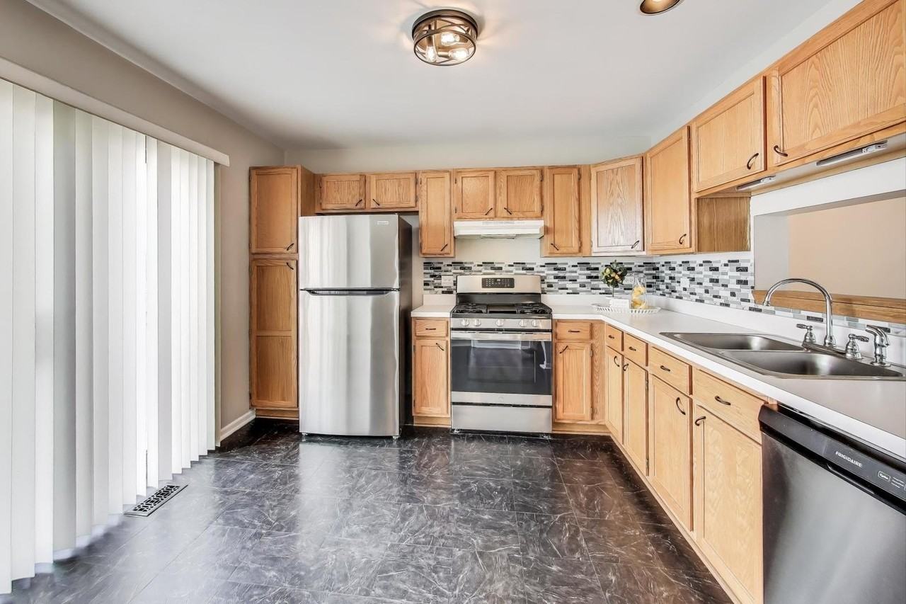 985 Manchester Cir #985 - Photo 7 of 23