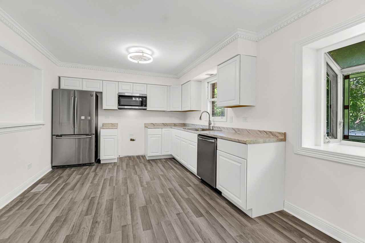 3252 87th St - Photo 6 of 26