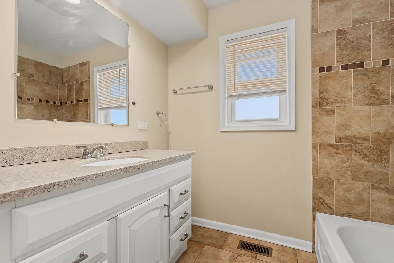 2826 186th St - Photo 5 of 14