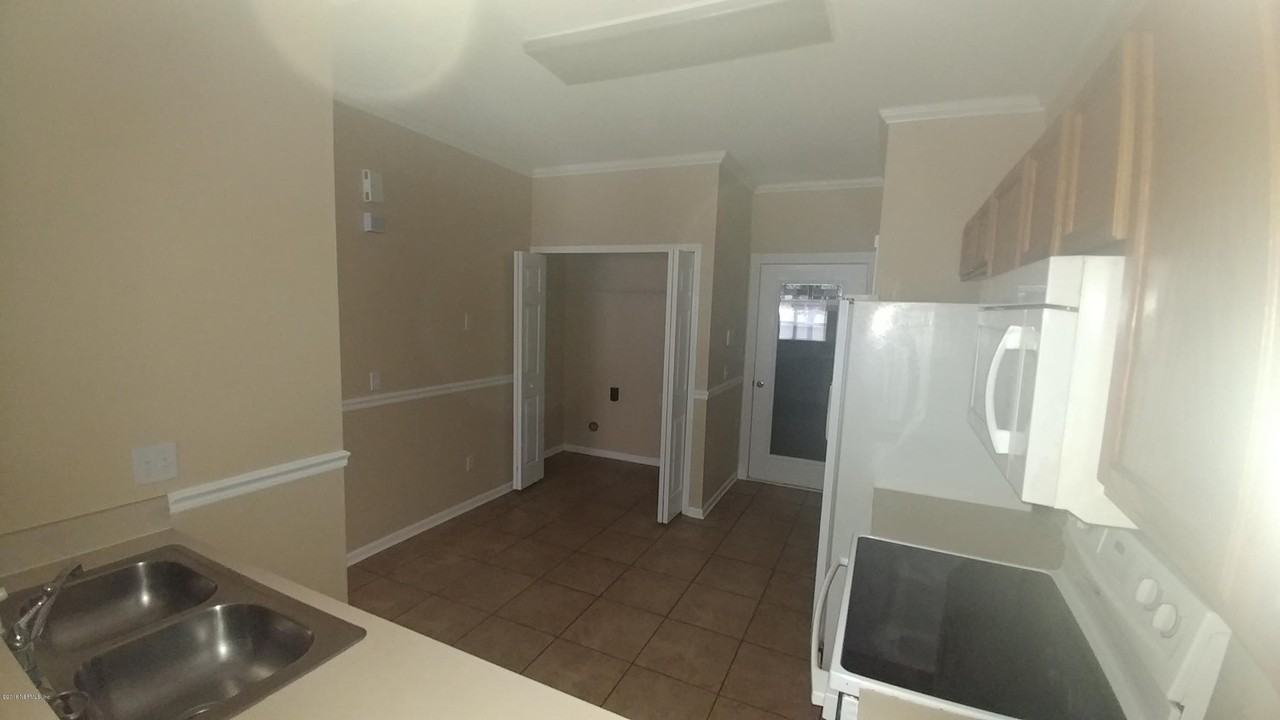 1106 Southern Mill Ct - Photo 4 of 9