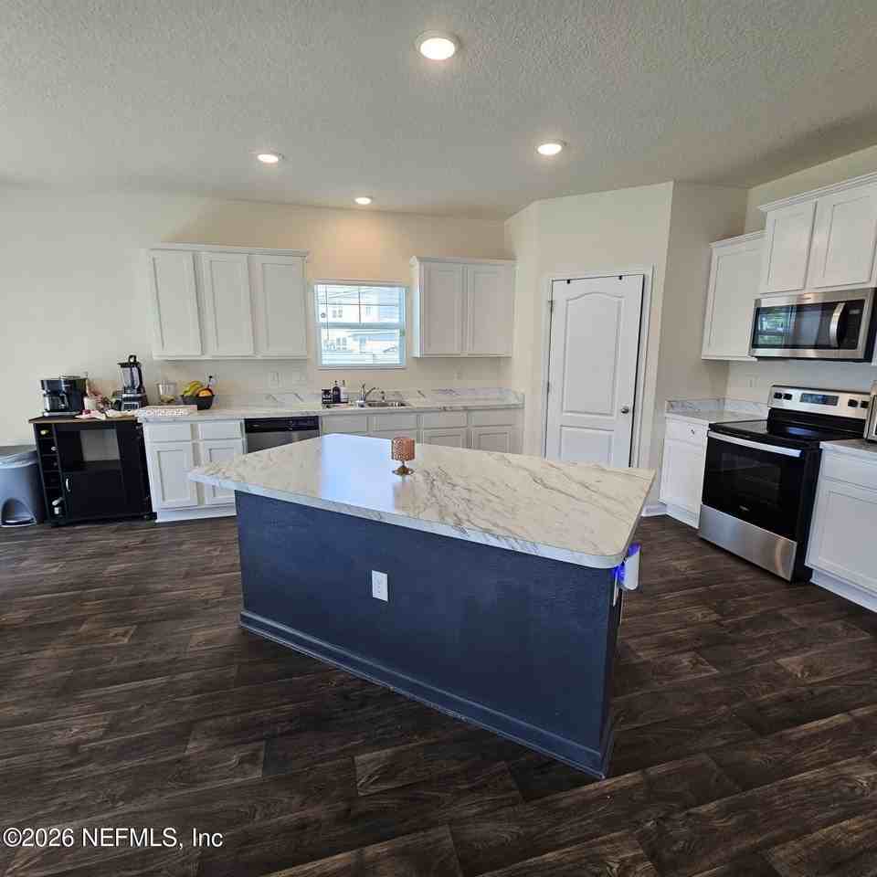 2144 Province St - Photo 4 of 26