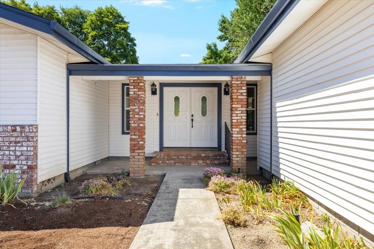 966 S Shasta Ave #1 - Photo 4 of 13