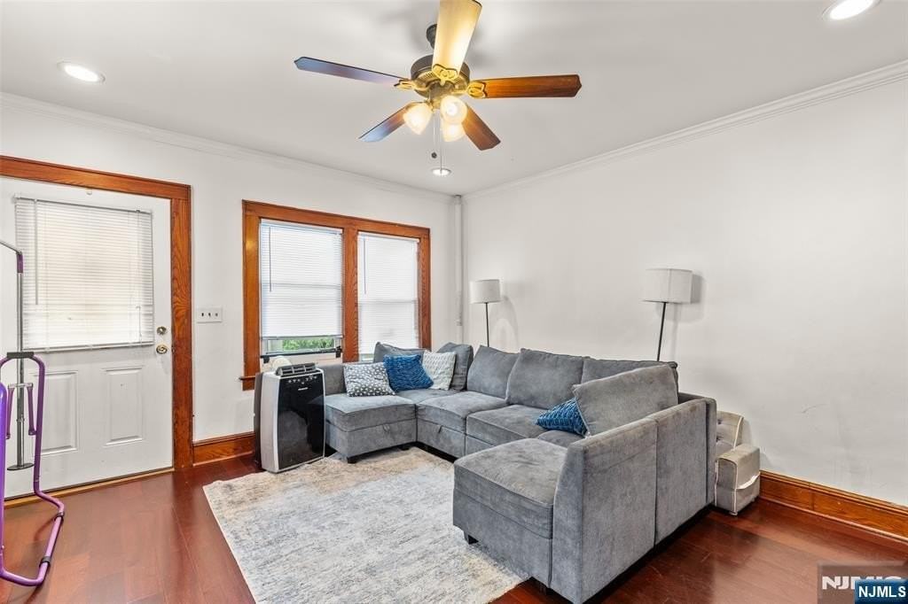 139 Van Ave - Photo 4 of 23