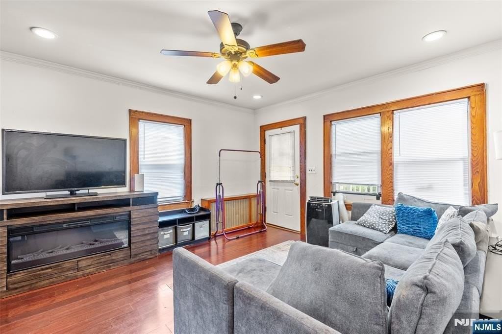 139 Van Ave - Photo 5 of 23