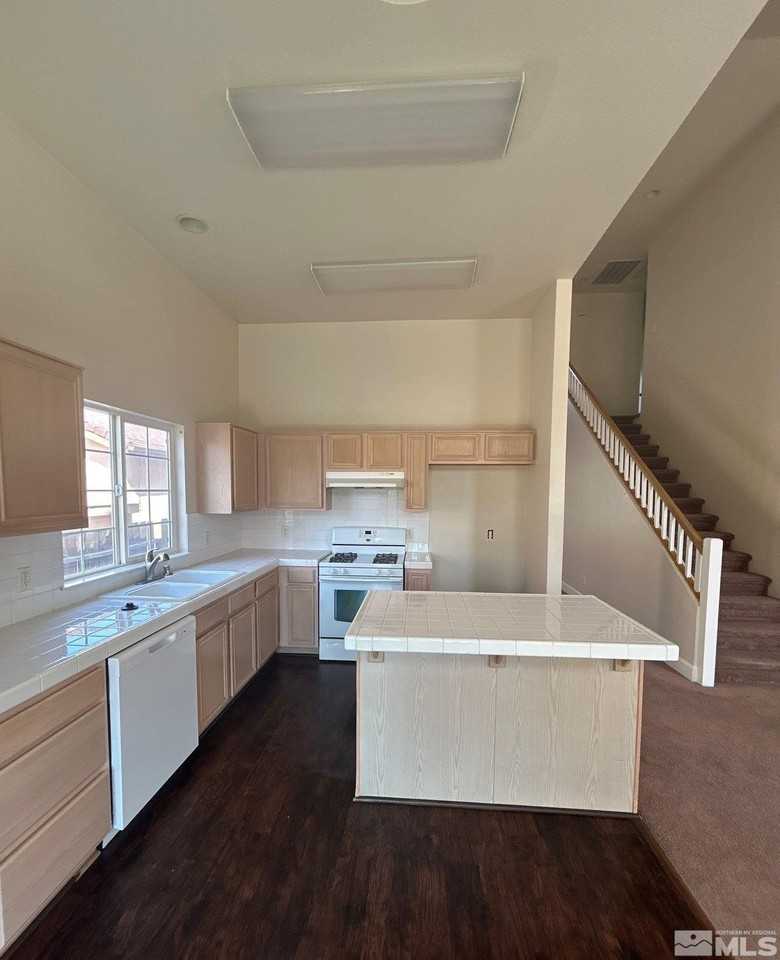 1465 Ridge Point Dr - Photo 5 of 19