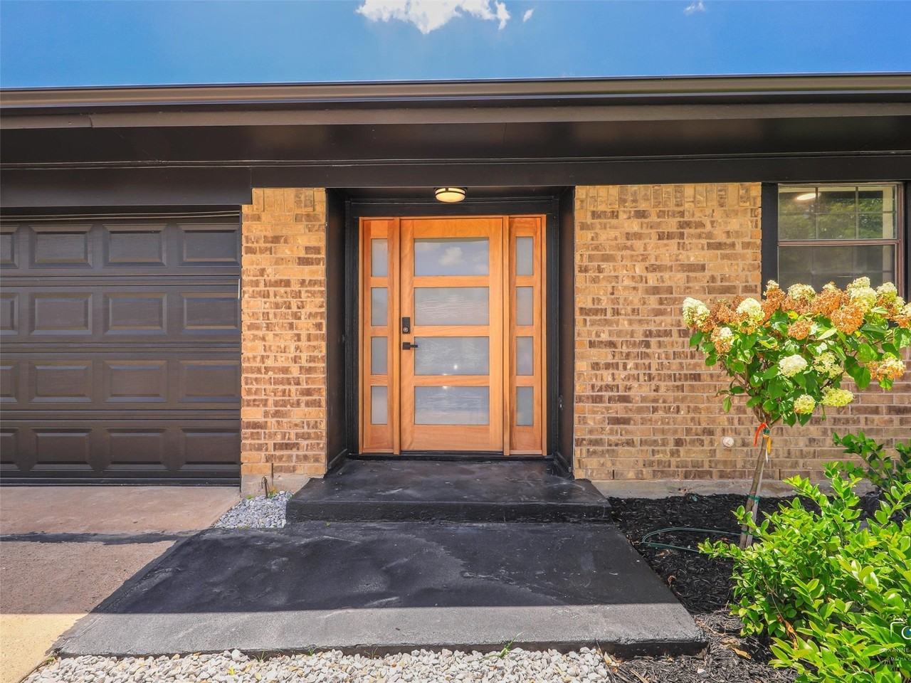 2212 Benbrook Dr - Photo 2 of 34