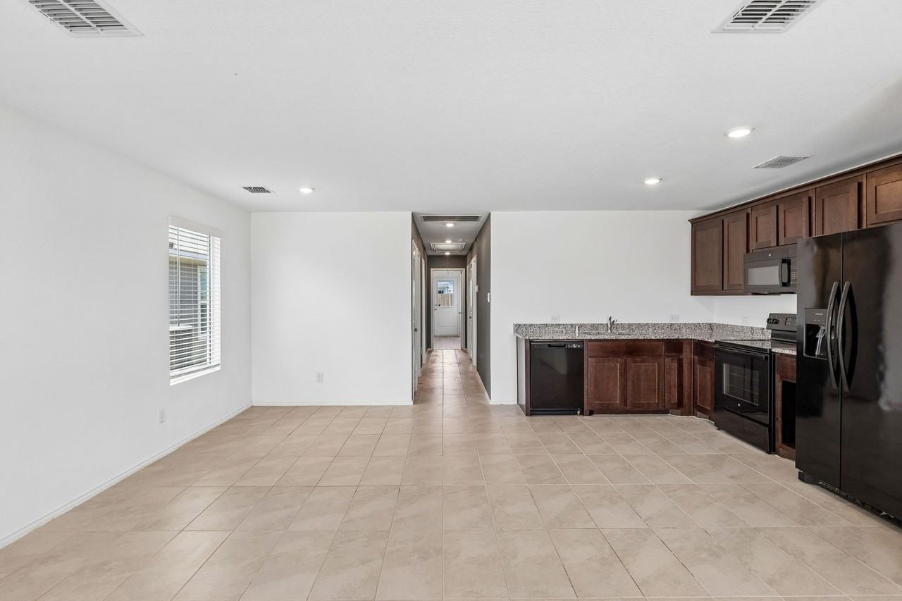 136 Thresher Ln - Photo 3 of 10