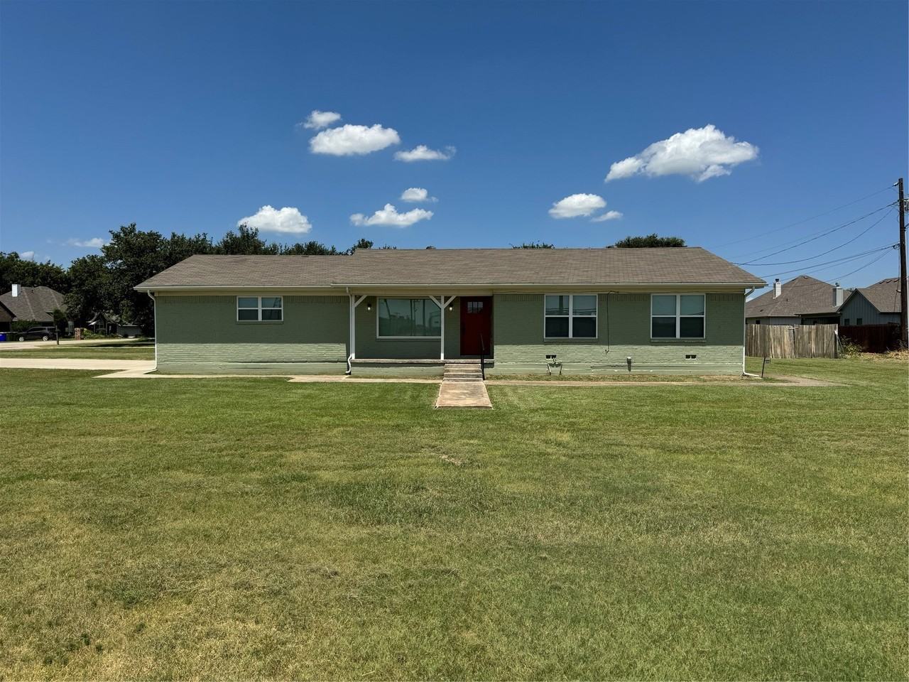 321 E Lake St - Photo 2 of 24