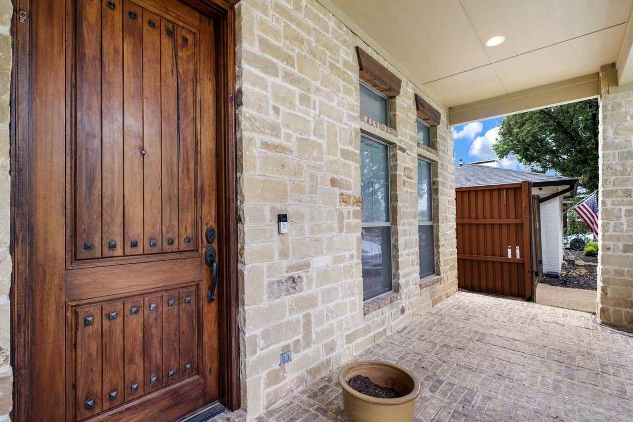 3606 S Versailles Ave - Photo 4 of 40