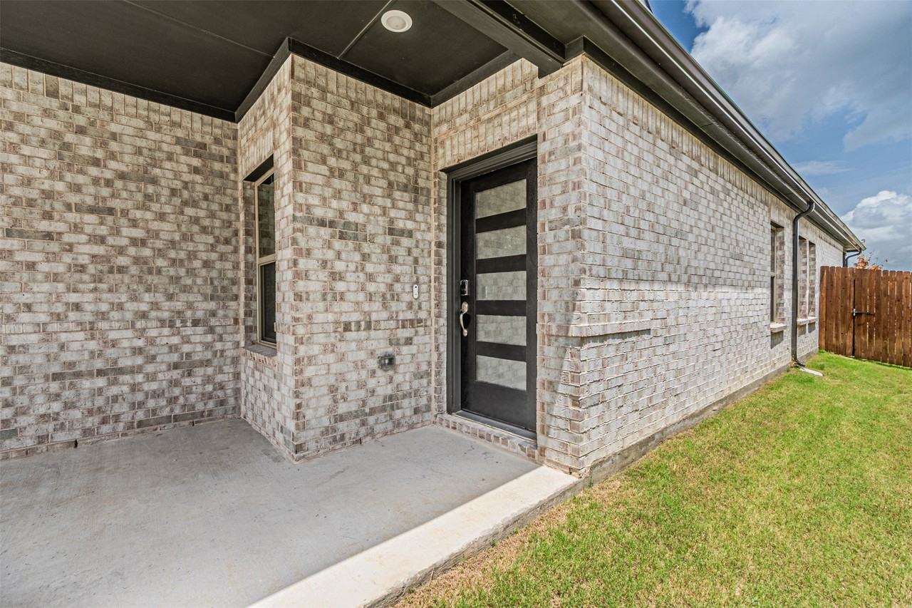 1134 Old Stead Dr - Photo 4 of 38