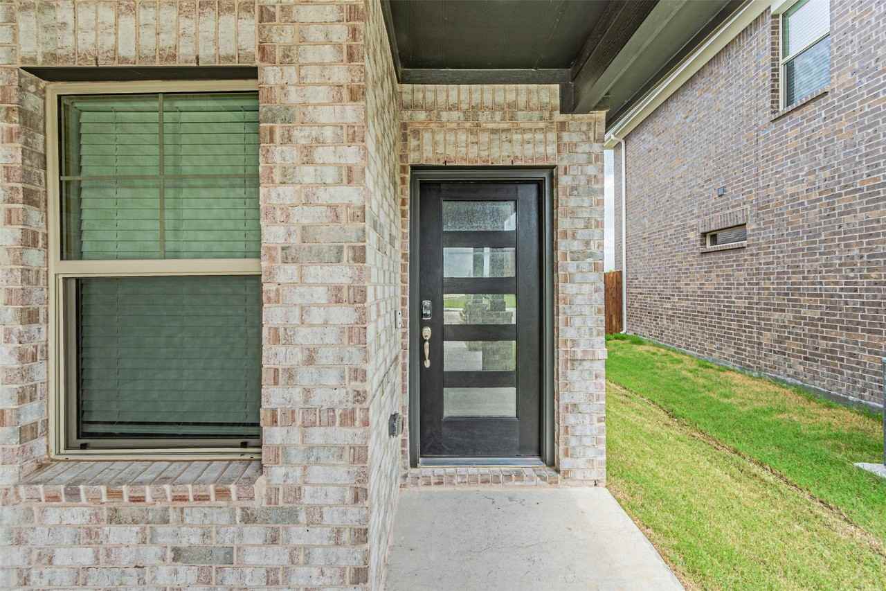1134 Old Stead Dr - Photo 5 of 38