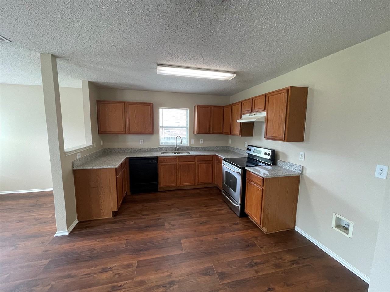 1420 Bumble Bee Dr - Photo 4 of 15