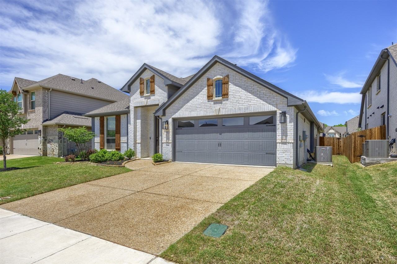1003 Pecan Glen Dr - Photo 3 of 34