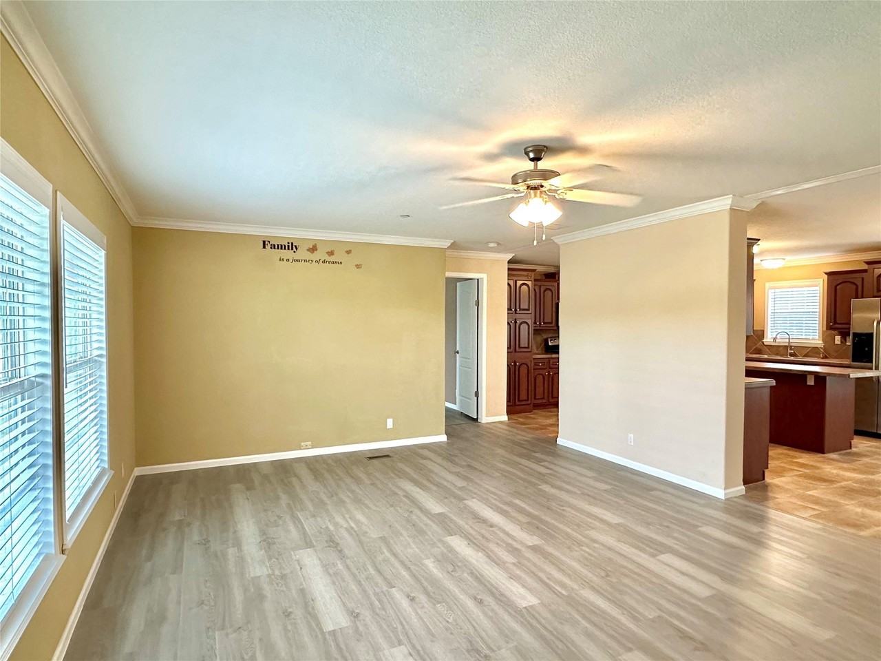 831 Country Club Rd - Photo 4 of 28