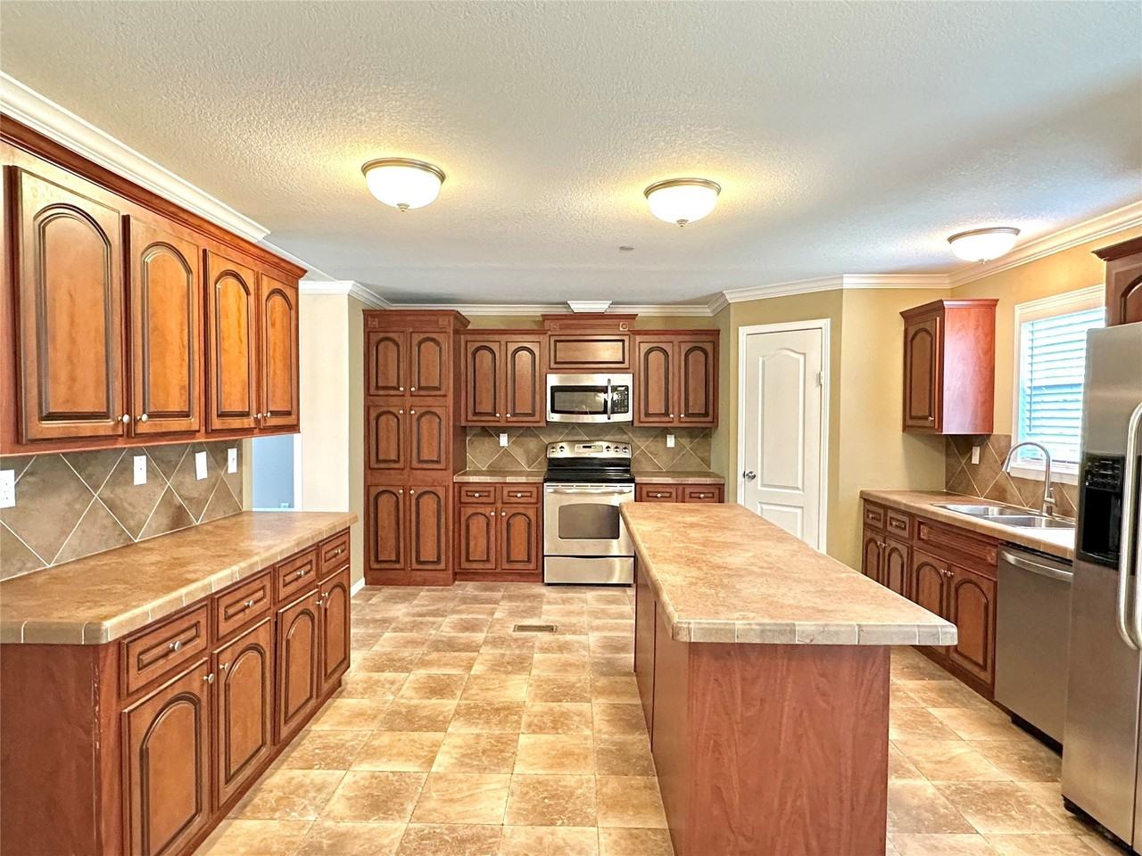 831 Country Club Rd - Photo 6 of 28