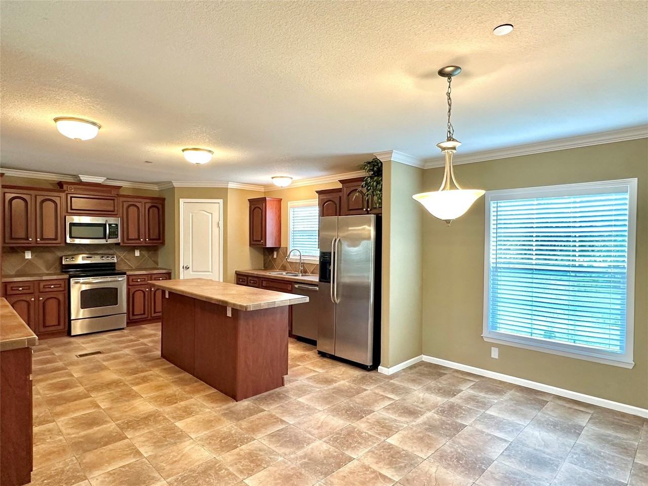 831 Country Club Rd - Photo 7 of 28