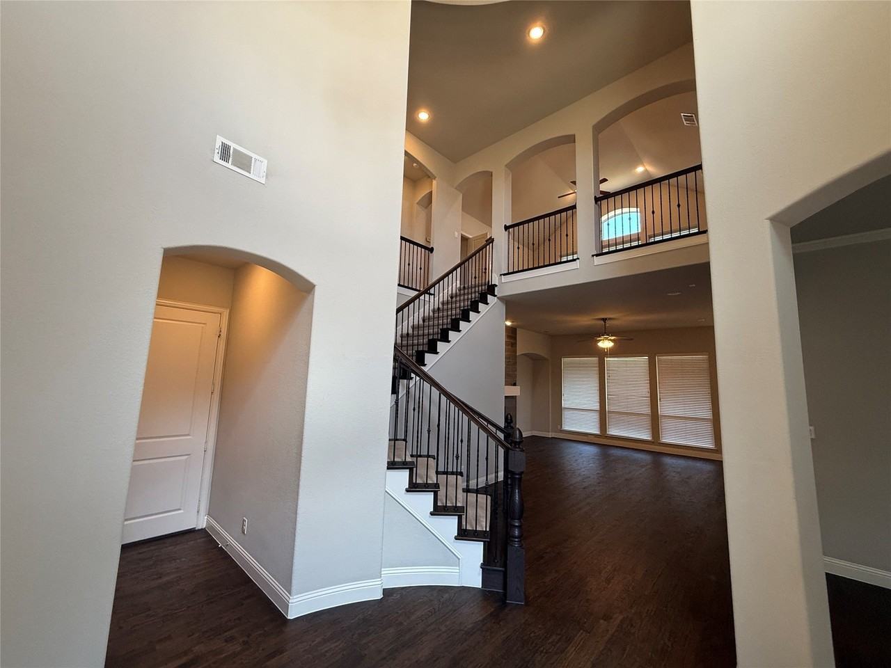 1101 Prairie Ridge Ln - Photo 4 of 40